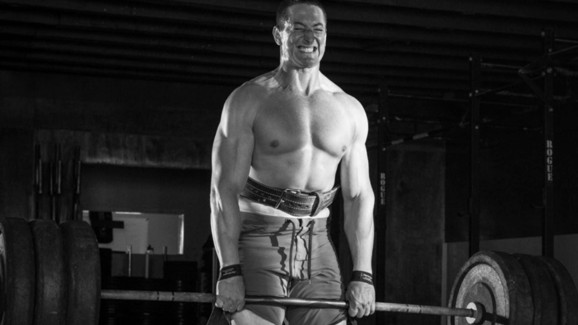 Powerlifter performing a heavy deadlift during a powerbuilding strength training workout